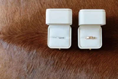 Ayaka Morita's portfolio showcases two wedding rings on a cowhide surface.