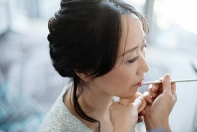 Ayaka Morita showcases her makeup artistry by beautifying a woman.