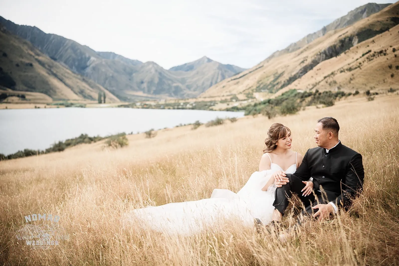 A pre-wedding shoot of Nhi and Nicholas near a lake in Queenstown, NZ.