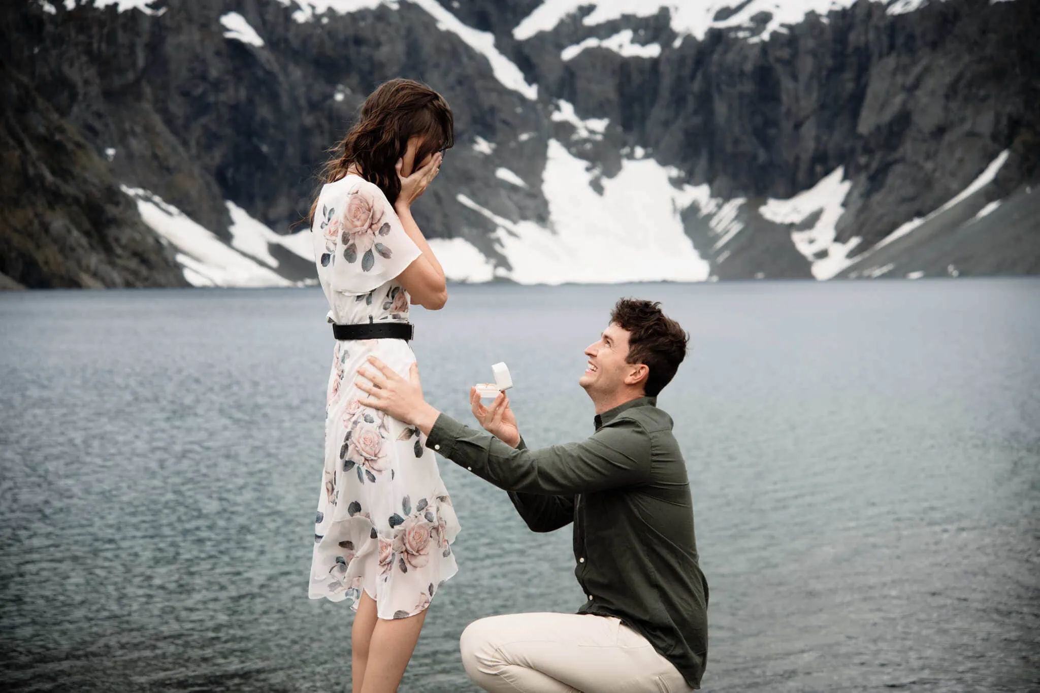 Queenstown Tekapo New Zealand Heli Wedding Elopement Pre-Wedding Shoot Photographer クイーンズタウン　テカポ　ニュージーランド　エロープメント 前撮り　フォトウェディング　結婚式 | Man proposing to woman by Lake Erskine.