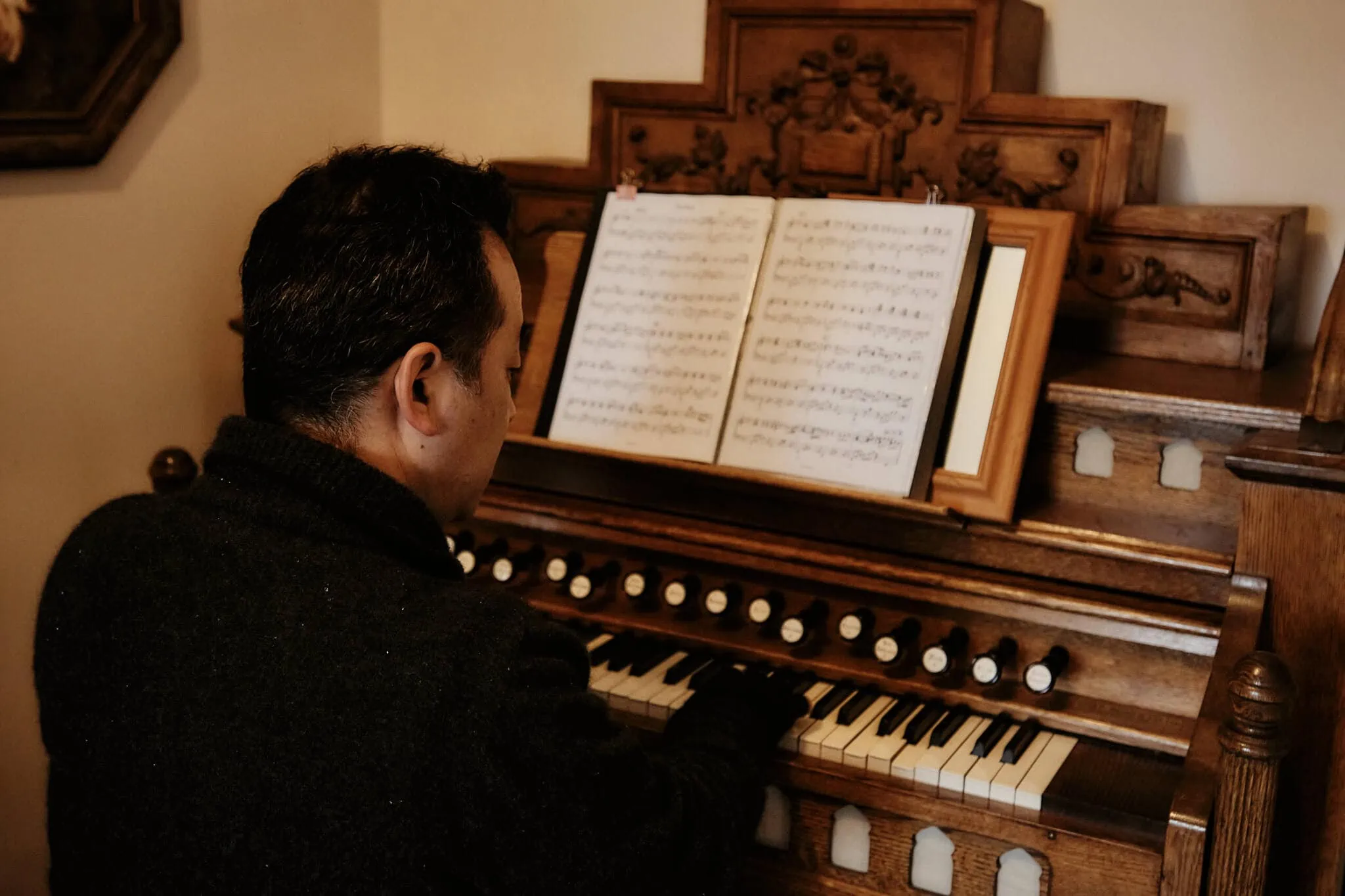 Queenstown New Zealand Elopement Wedding Photographer - A man playing an organ at a Queenstown Islamic Wedding.