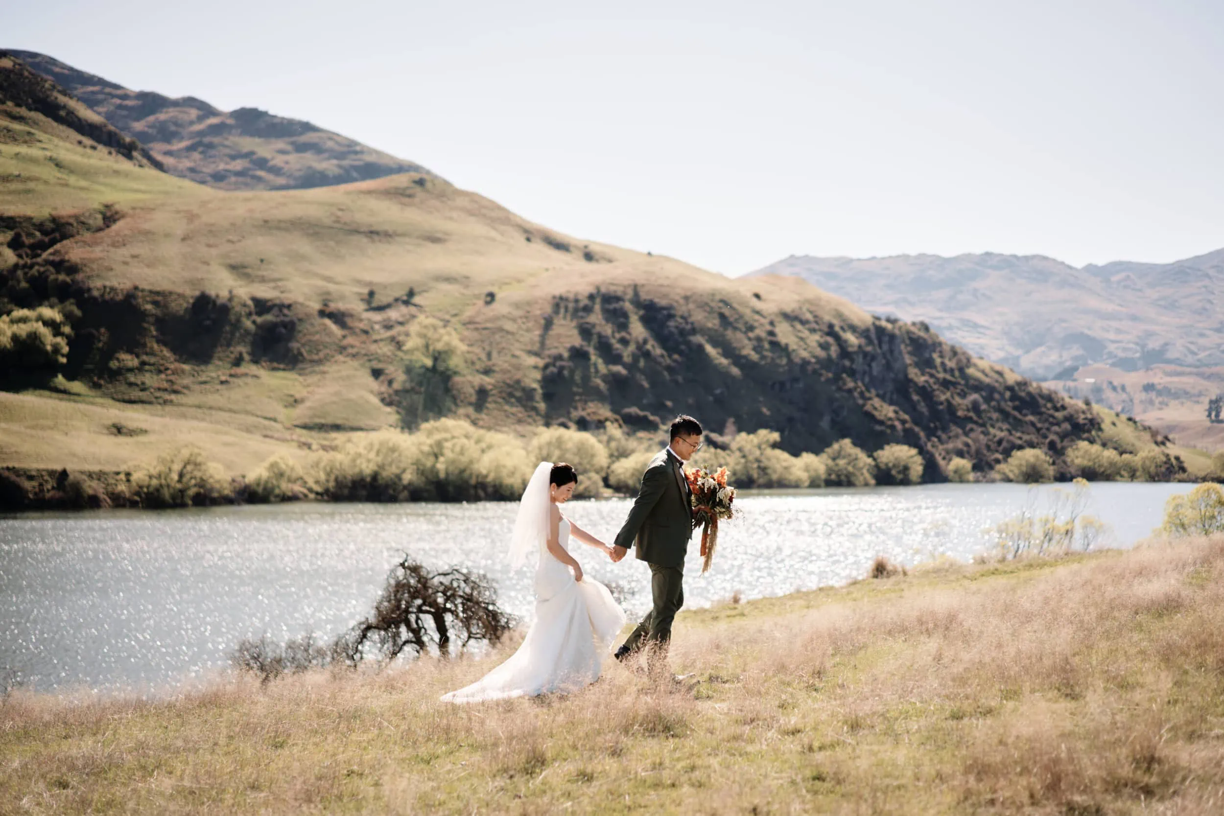 Queenstown Wedding Photographer Asumi & Atsushi, a bride and groom, in Queenstown, New Zealand.
