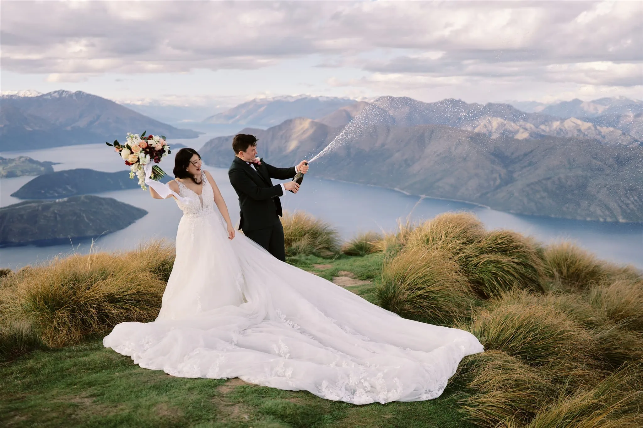 Queenstown Elopement Heli Wedding Photographer クイーンズタウン結婚式 | An elopement wedding on top of a mountain in New Zealand.