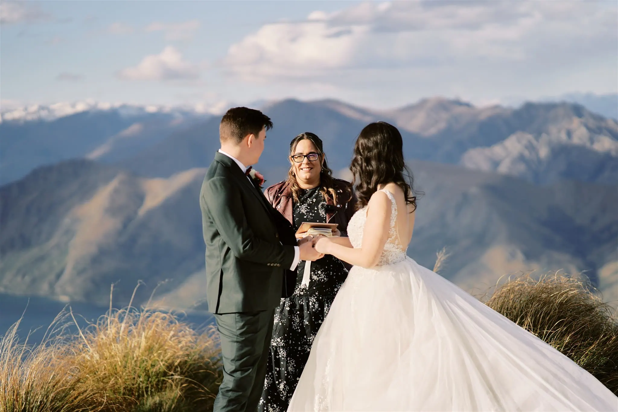 Queenstown Elopement Heli Wedding Photographer クイーンズタウン結婚式 | An intimate elopement wedding as a bride and groom exchange vows on top of a mountain in New Zealand.