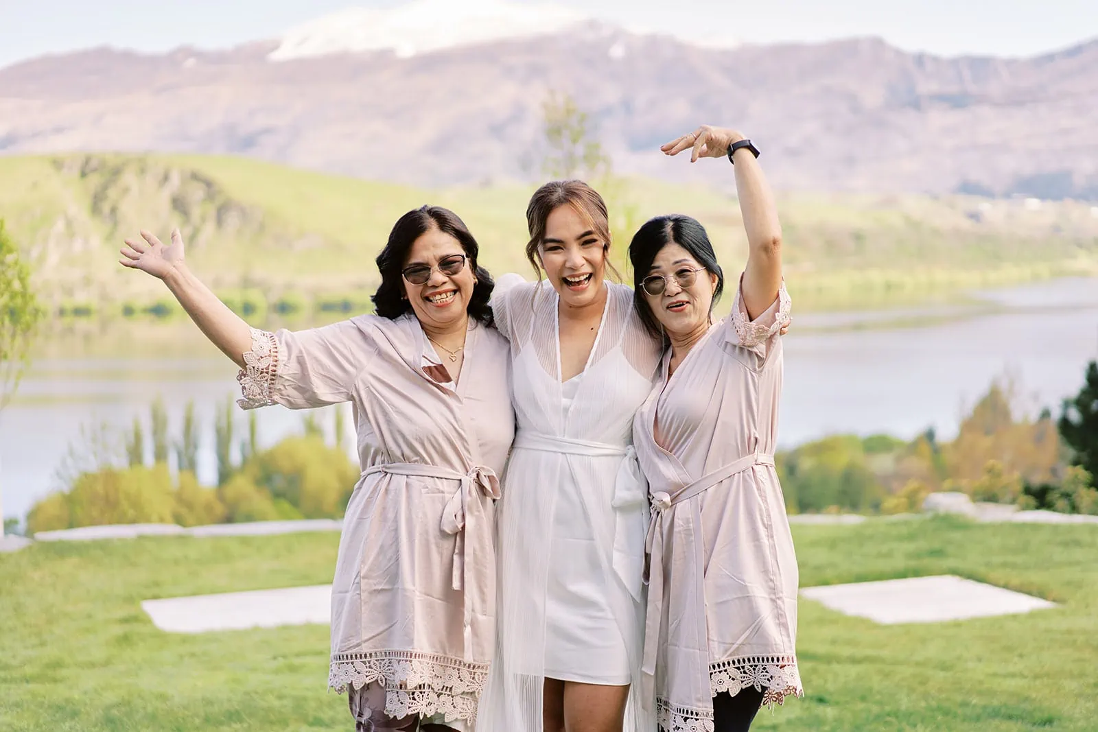Queenstown Elopement Heli Wedding Photographer クイーンズタウン結婚式 | Tobi, Ceidi, and Three bridesmaids posing for a Queenstown Wedding photo in front of a lake.