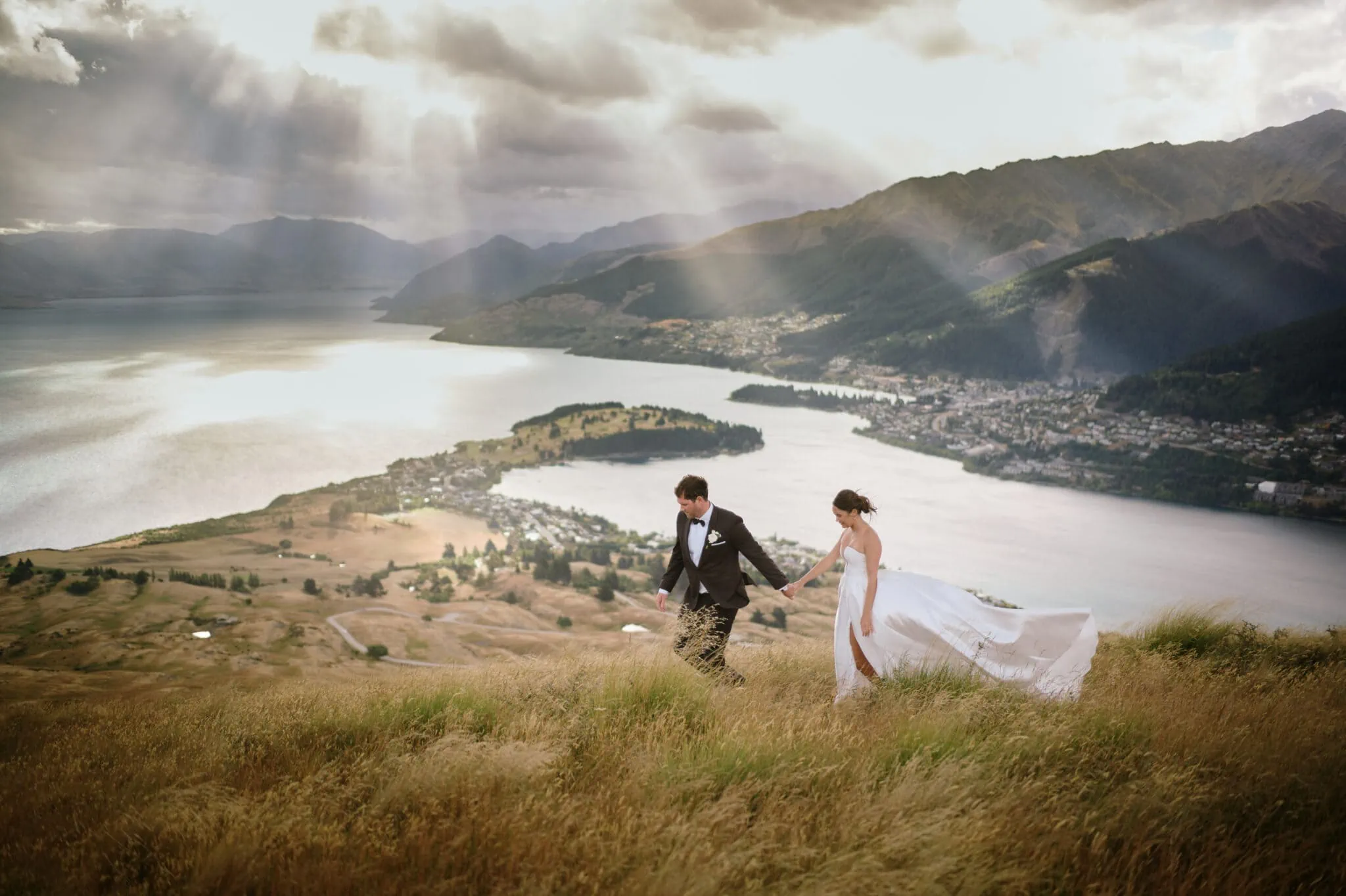 Queenstown New Zealand Heli Wedding Elopement Photographer | クイーンズタウン　ニュージーランド　ウェディング　エロープメント | Newlyweds enjoying a breathtaking view of Deer Park Heights in Queenstown
