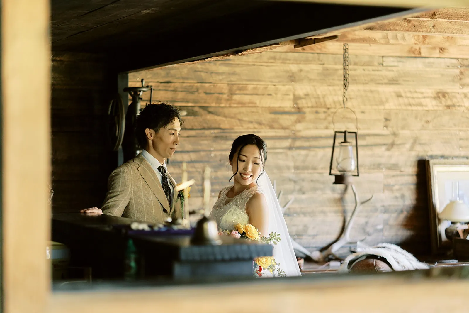 Queenstown Elopement Heli Wedding Photographer クイーンズタウン結婚式 | A queenstown heli pre-wedding photoshoot featuring Saki & Taisei in front of a wooden cabin.
