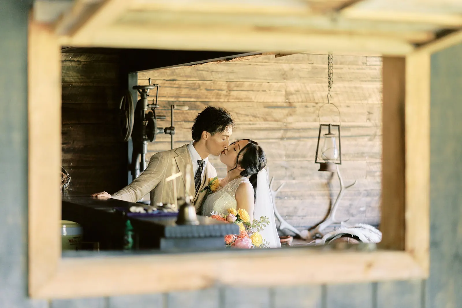 Queenstown Elopement Heli Wedding Photographer クイーンズタウン結婚式 | Saki & Taisei's romantic Queenstown Heli Pre-Wedding Photoshoot captures a heartfelt moment as they share a passionate kiss in front of a mirror.