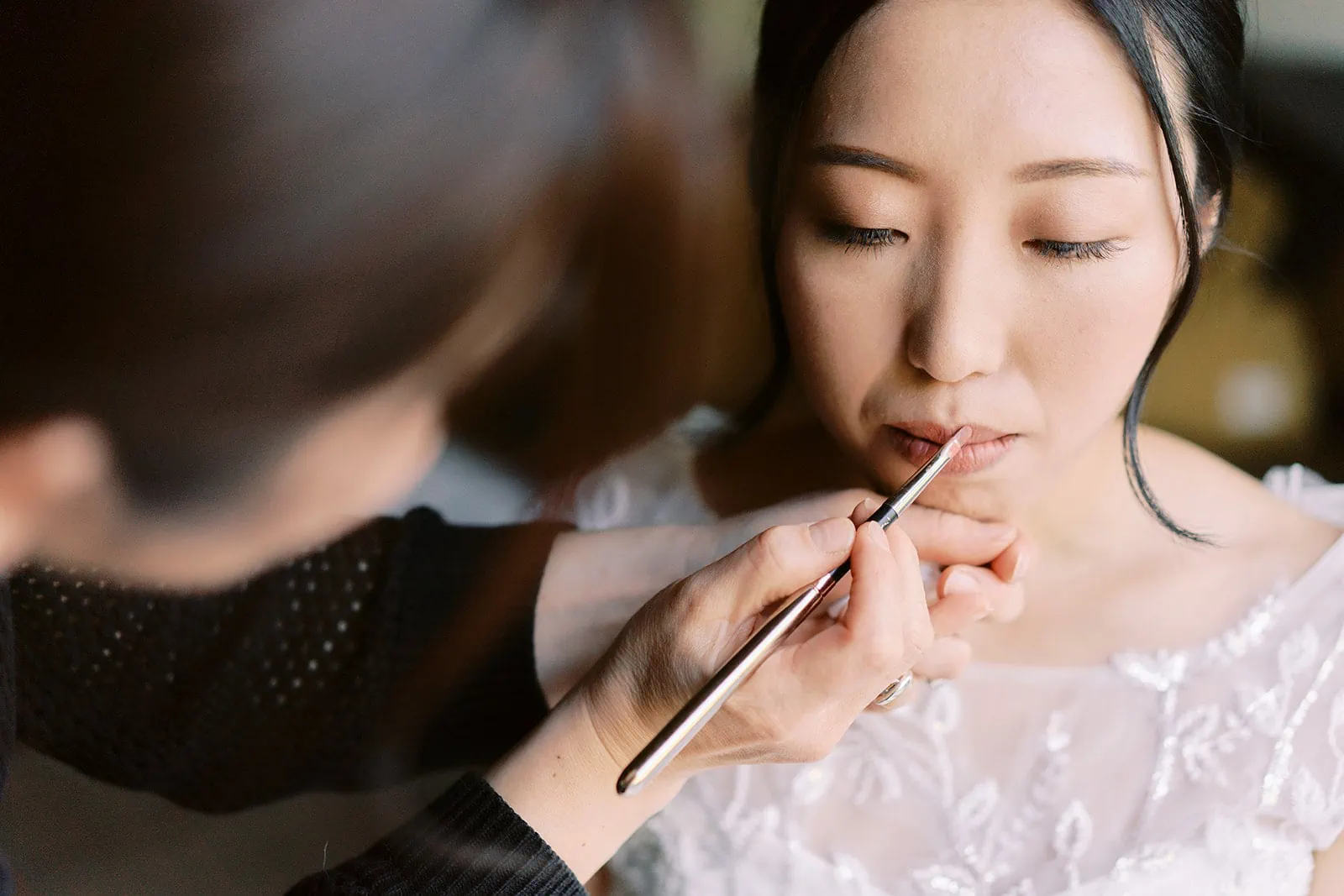 Queenstown Elopement Heli Wedding Photographer クイーンズタウン結婚式 | A bride in Queenstown getting her makeup done by a Saki, a talented makeup artist.