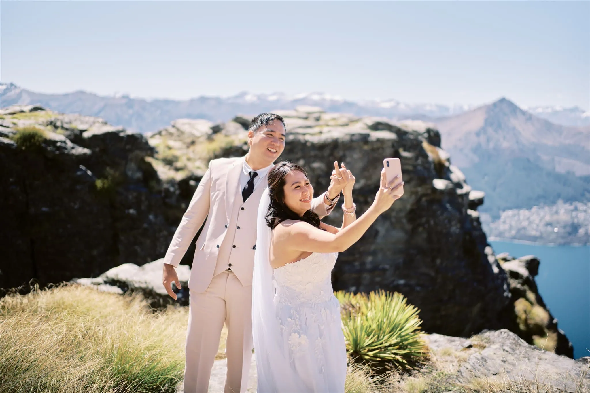 Queenstown Elopement Heli Wedding Photographer クイーンズタウン結婚式 | A Queenstown elopement captured as the couple takes a selfie.