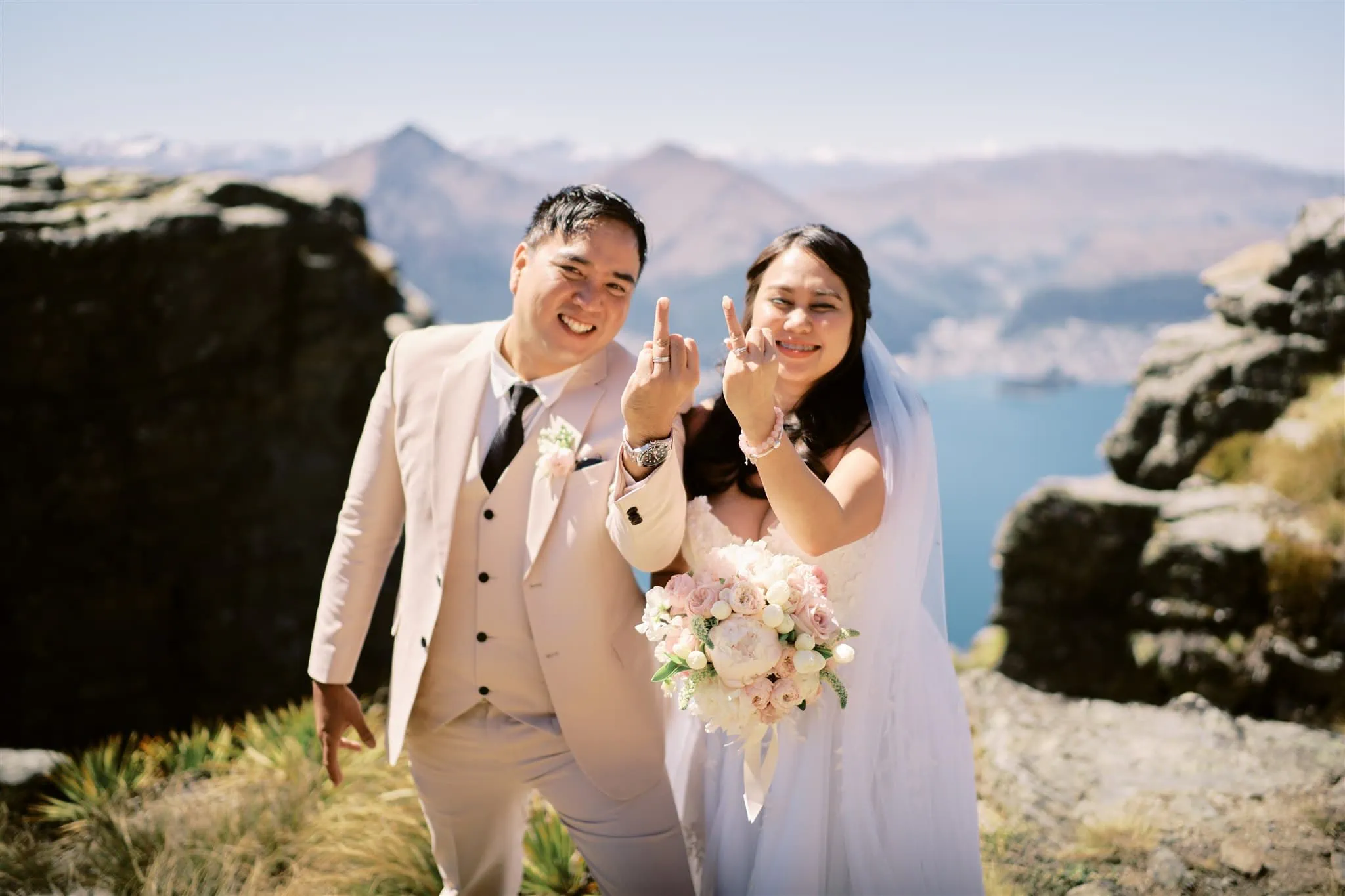 Queenstown Elopement Heli Wedding Photographer クイーンズタウン結婚式 | A Queenstown elopement, with a man and woman posing for a picture.