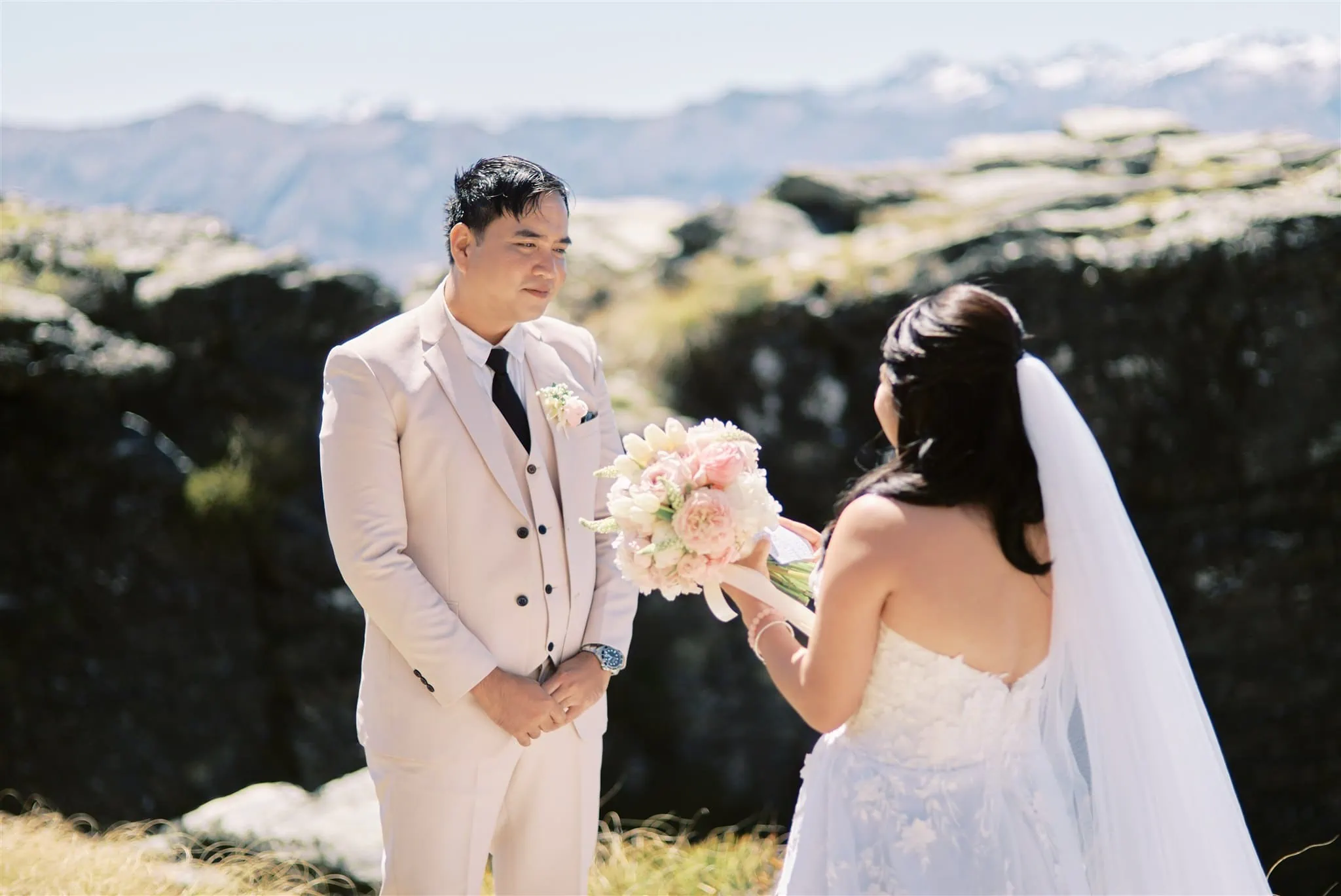 Queenstown Elopement Heli Wedding Photographer クイーンズタウン結婚式 | A Queenstown elopement featuring a man and woman in a white suit.