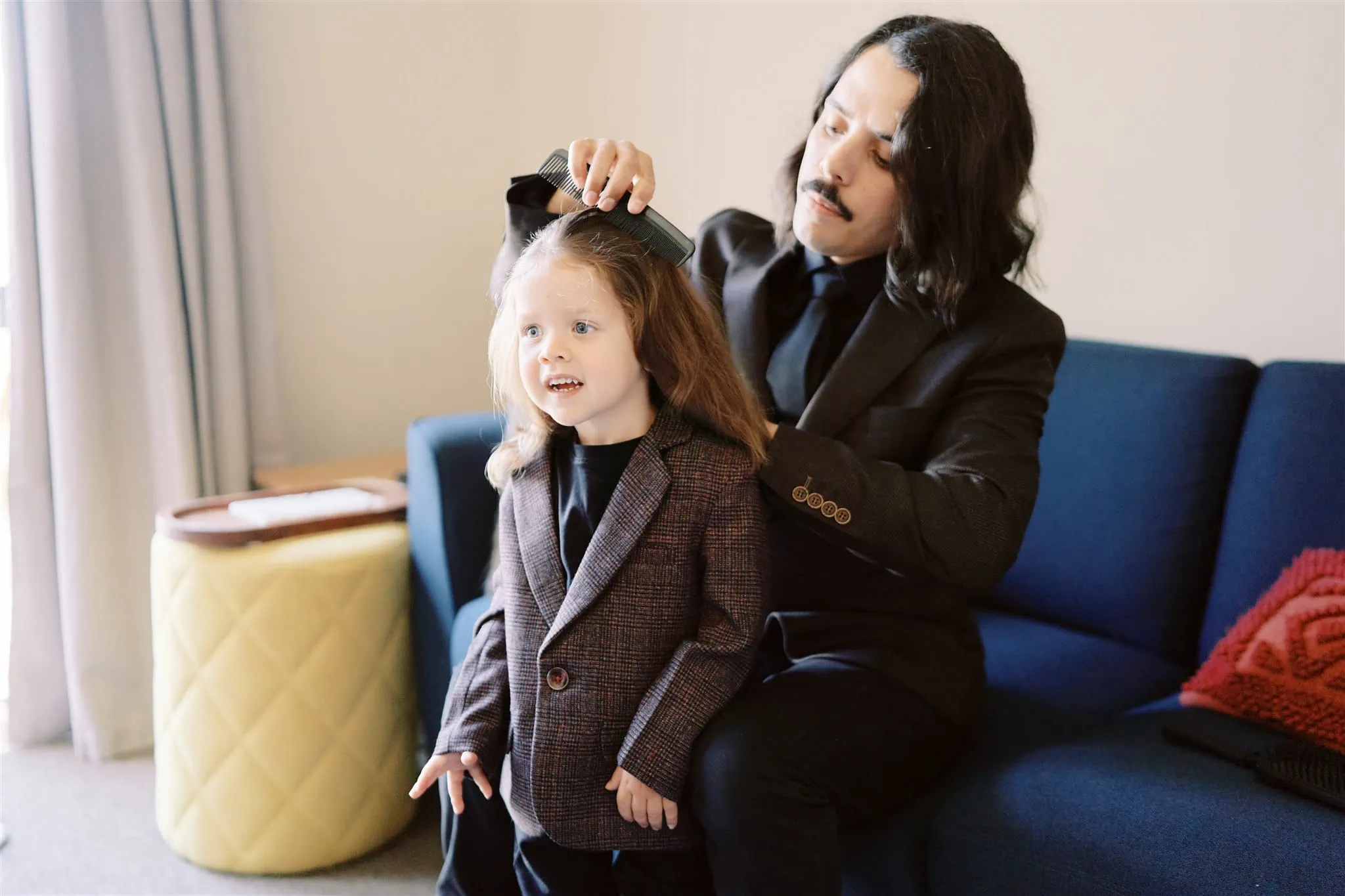 Queenstown Elopement Heli Wedding Photographer クイーンズタウン結婚式 | A man is helping a little girl with her hair at Coronet Peak.