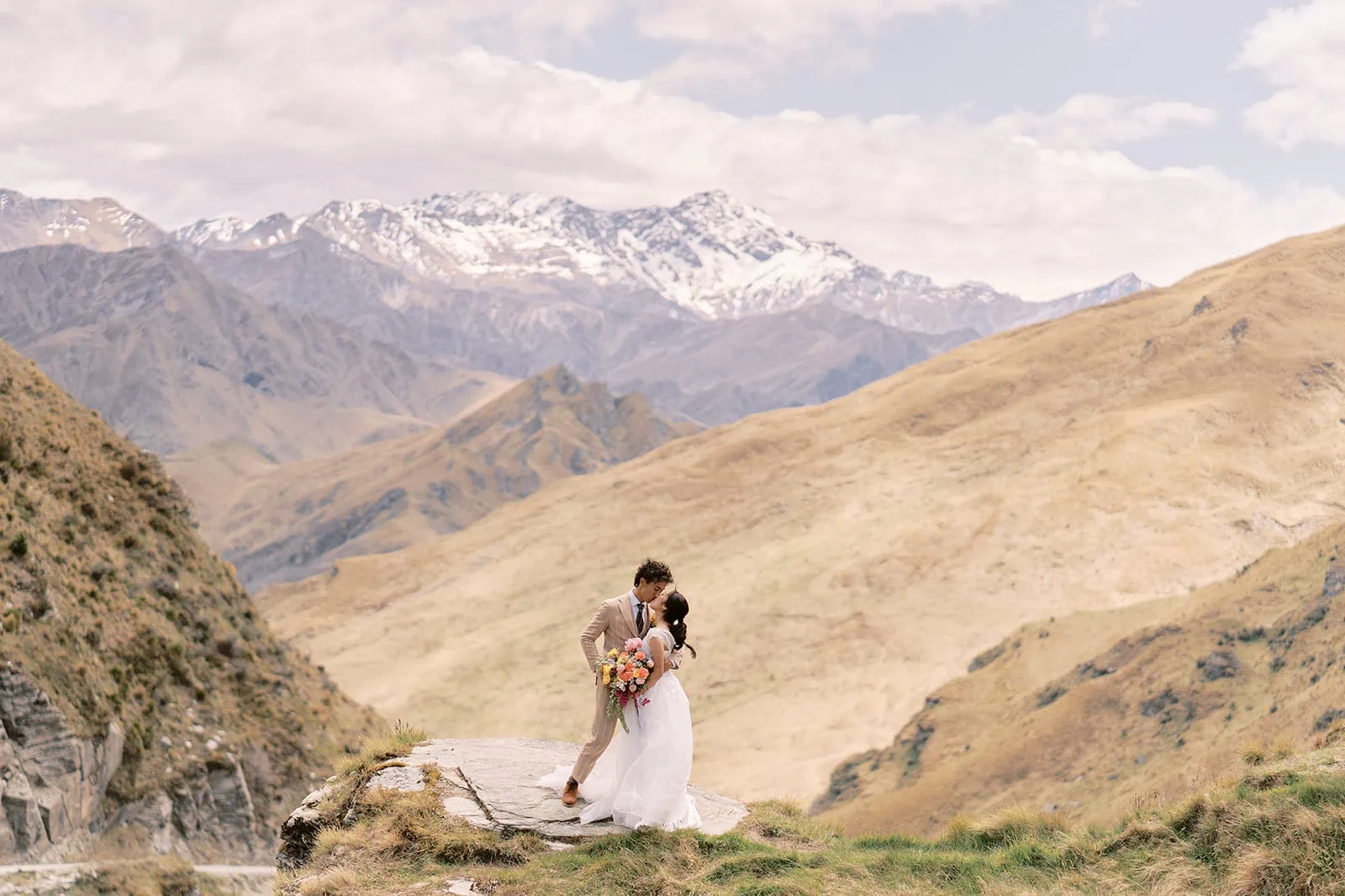 Queenstown Elopement Heli Wedding Photographer クイーンズタウン結婚式 | Taisei and Saki having a Queenstown Heli Pre-Wedding Photoshoot on a rock in the mountains.
