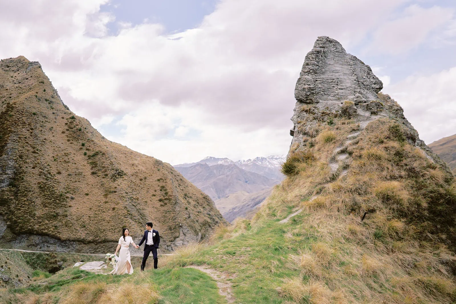 Queenstown Elopement Heli Wedding Photographer クイーンズタウン結婚式 | Capture the magic of your New Zealand elopement with a skilled and experienced photographer. Whether you're looking for breathtaking pre-wedding photoshoots or stunning elopement portraits, our