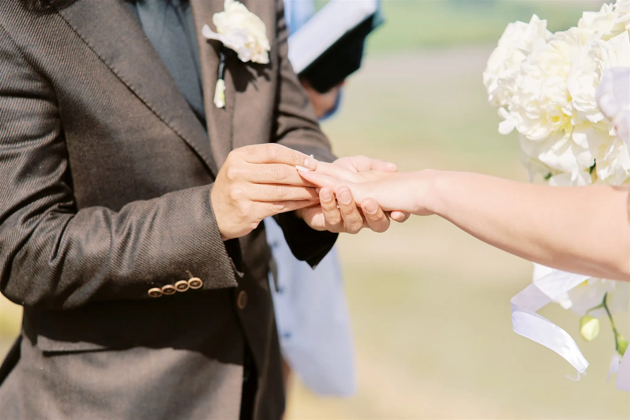 Queenstown Elopement Heli Wedding Photographer クイーンズタウン結婚式 | A Coronet Peak elopement with a man and woman holding hands.