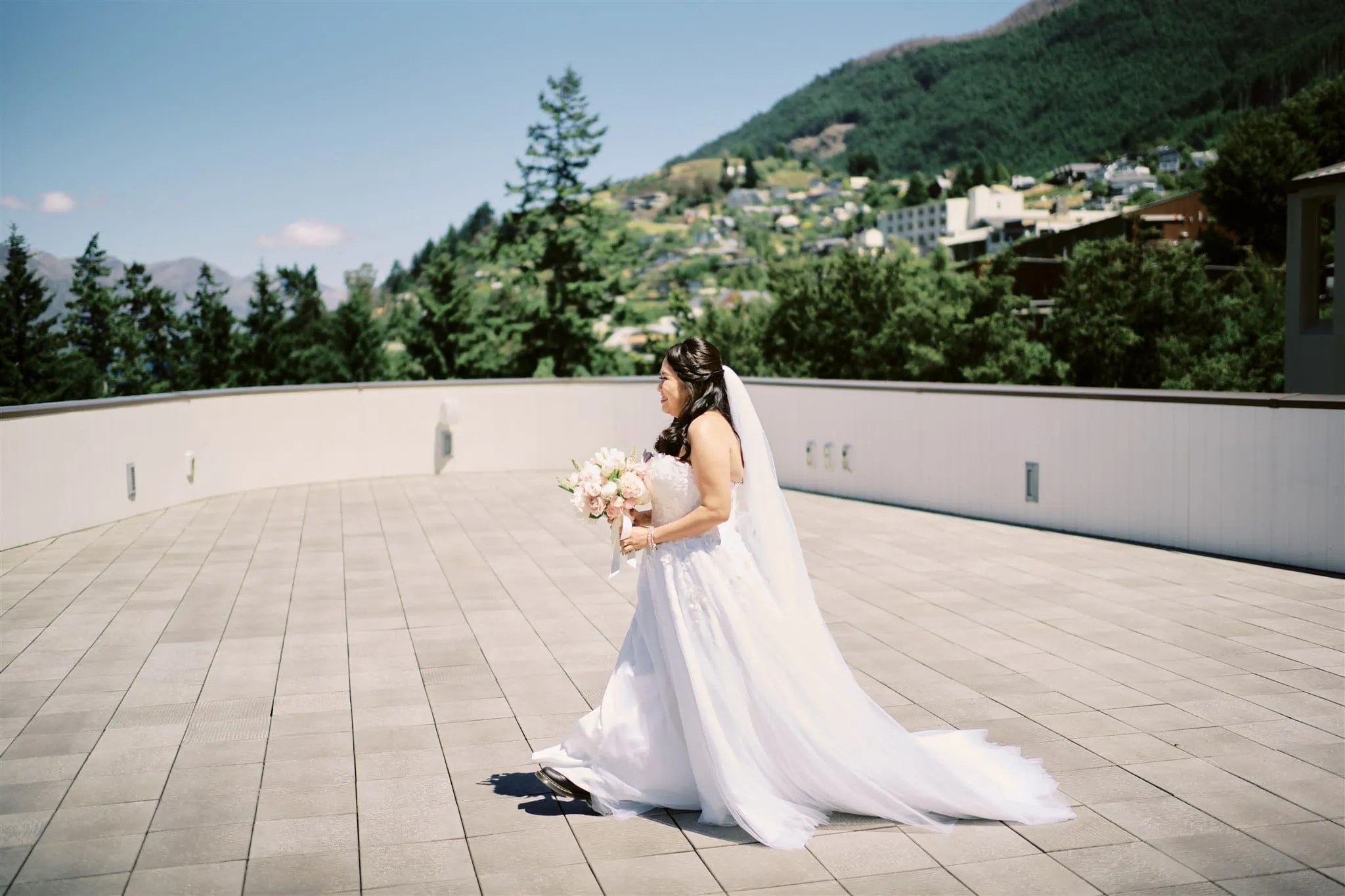Queenstown Elopement Heli Wedding Photographer クイーンズタウン結婚式 | A Queenstown elopement with a stunning bride in a wedding dress.