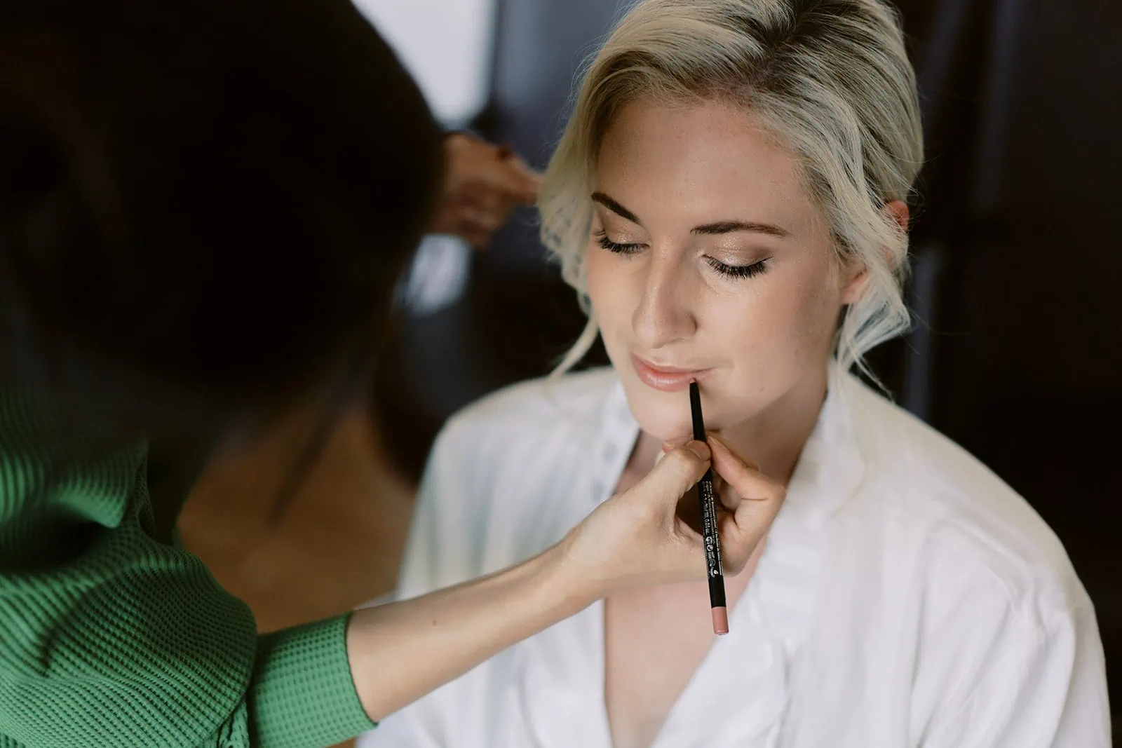 Queenstown Elopement Heli Wedding Photographer クイーンズタウン結婚式 | Emily, a bride, getting her makeup done by a makeup artist at Queenstown Stoneridge Estate.