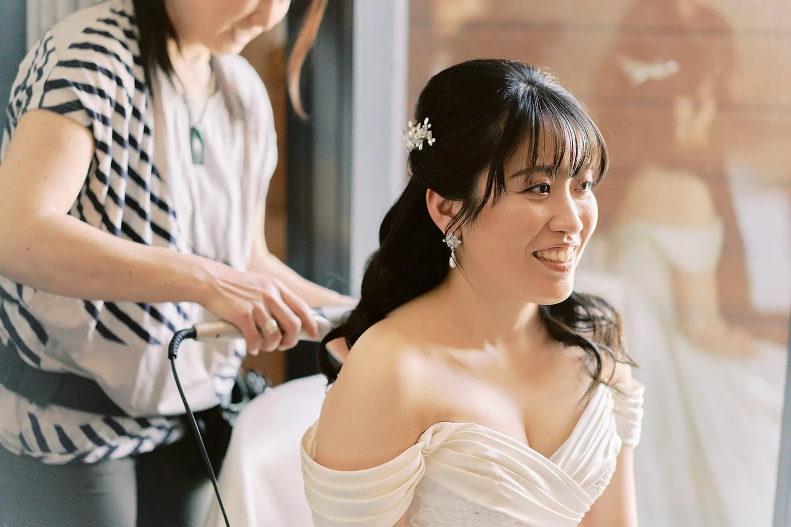 Queenstown Elopement Heli Wedding Photographer クイーンズタウン結婚式 | Ayaka, a bride, getting her hair done by a hairdresser for her pre-wedding photoshoot in Queenstown.