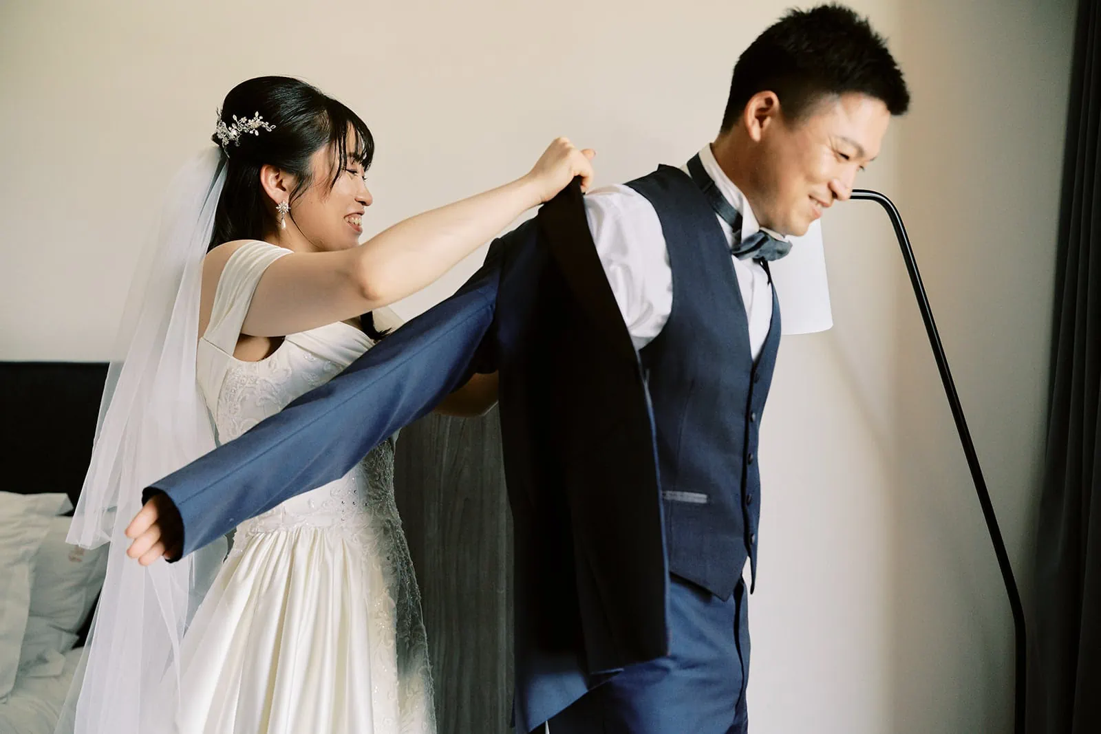 Queenstown Elopement Heli Wedding Photographer クイーンズタウン結婚式 | Ayaka and Yuki, the bride and groom, getting ready for their Queenstown pre-wedding photoshoot in a hotel room.