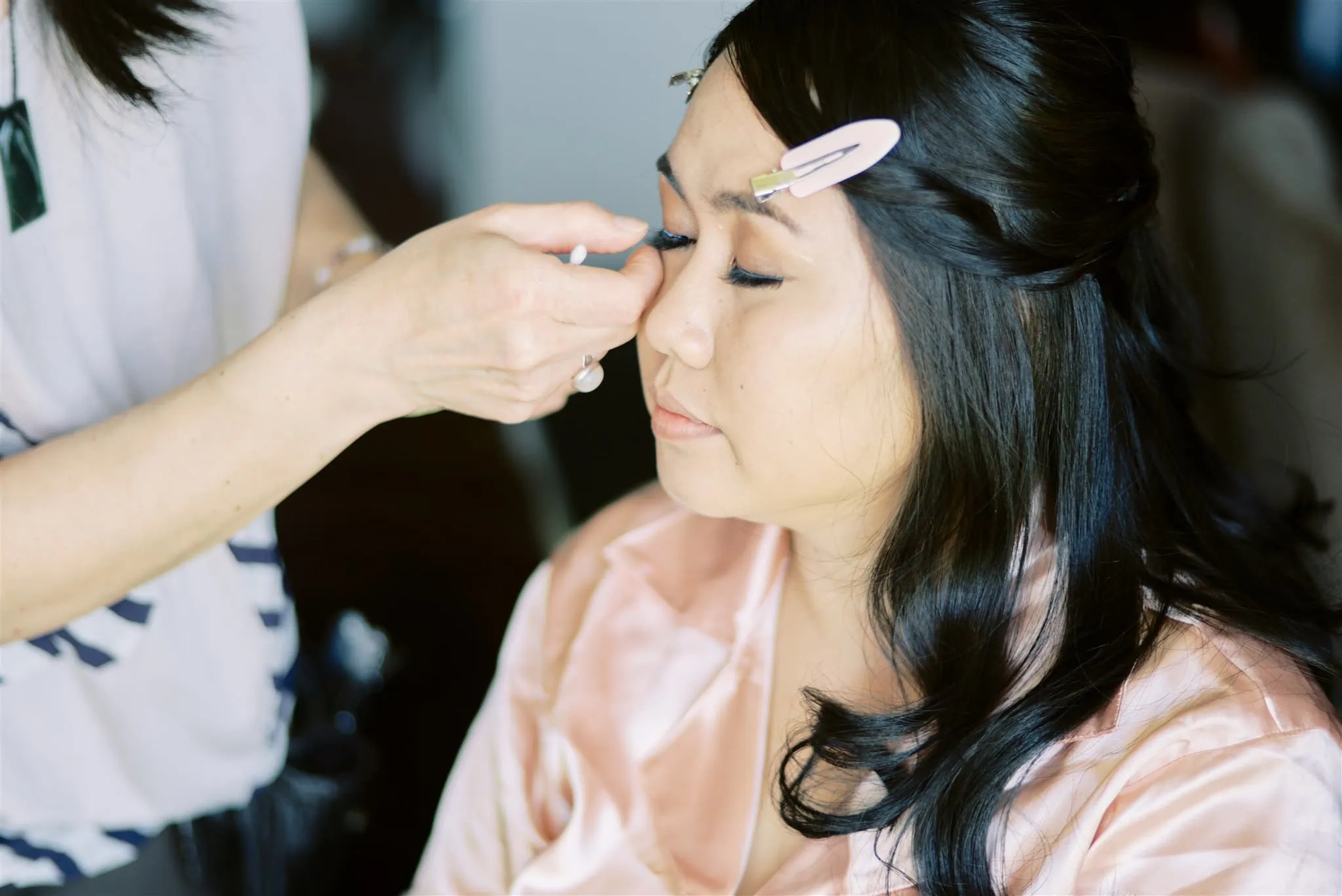 Queenstown Elopement Heli Wedding Photographer クイーンズタウン結婚式 | A bride getting her makeup done for her Queenstown elopement by a makeup artist.