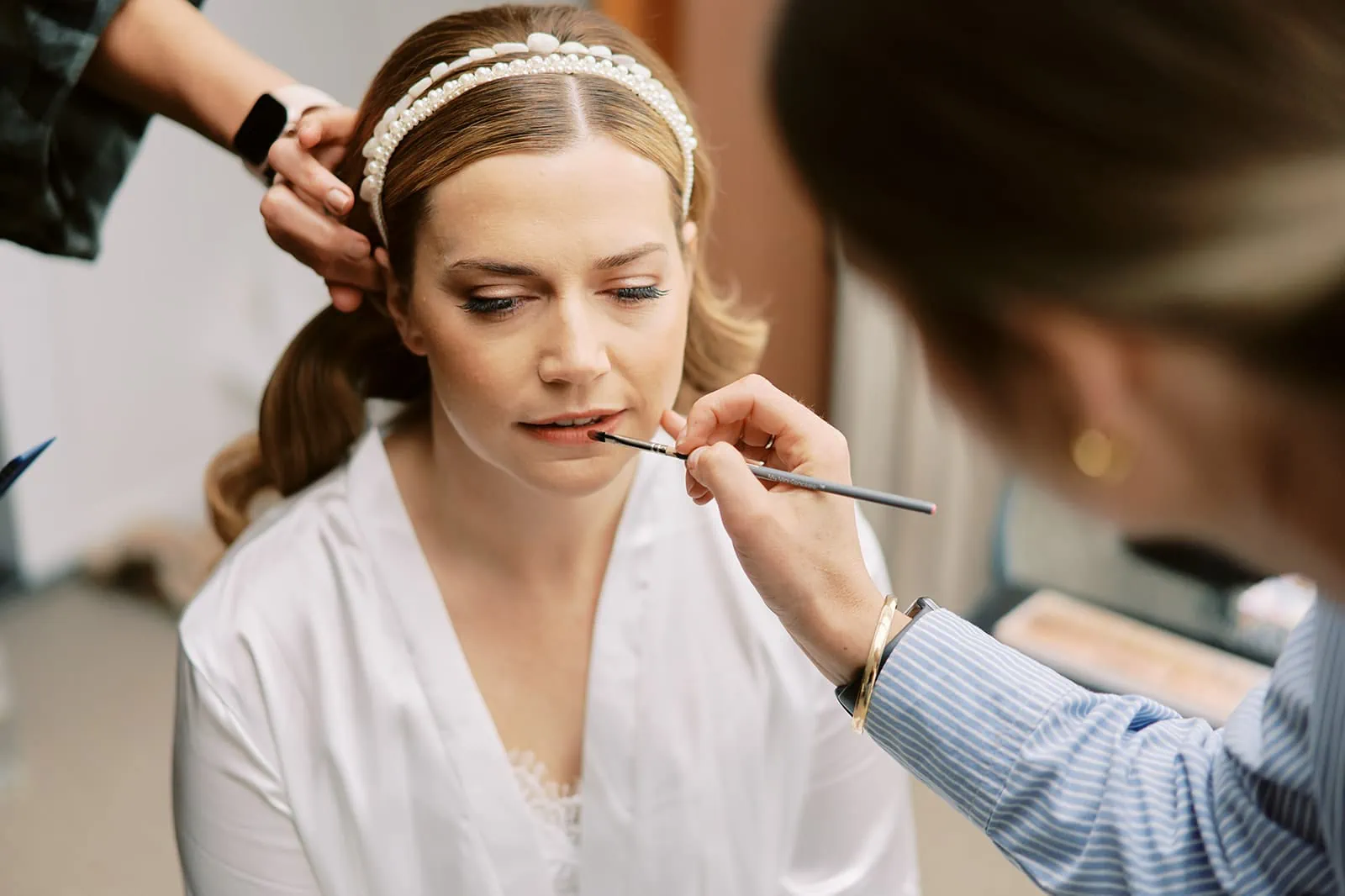 Queenstown Elopement Heli Wedding Photographer クイーンズタウン結婚式 | Thomas applying makeup on a woman in Queenstown.