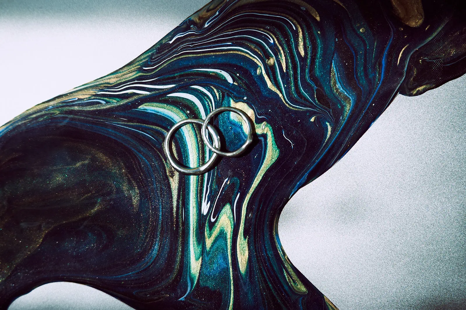 Queenstown Elopement Heli Wedding Photographer クイーンズタウン結婚式 | A Queenstown sculpture of a horse with a pair of rings on it, featured in Eriko & Naoki's Heli Pre-Wedding Shoot.