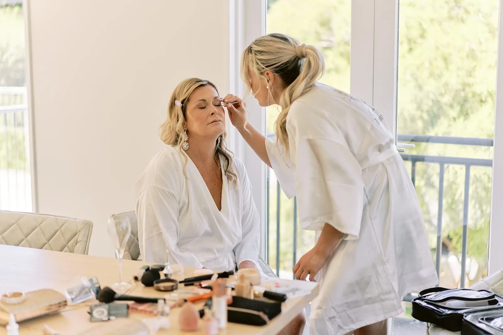 Queenstown Elopement Heli Wedding Photographer クイーンズタウン結婚式 | Melissa, a bride, getting her makeup done by a talented makeup artist at Kamana Lakehouse in Queenstown.