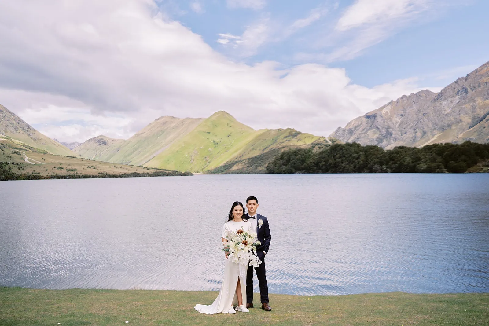 Queenstown Elopement Heli Wedding Photographer クイーンズタウン結婚式 | A couple's Pre-wedding photoshoot by a lake in New Zealand.