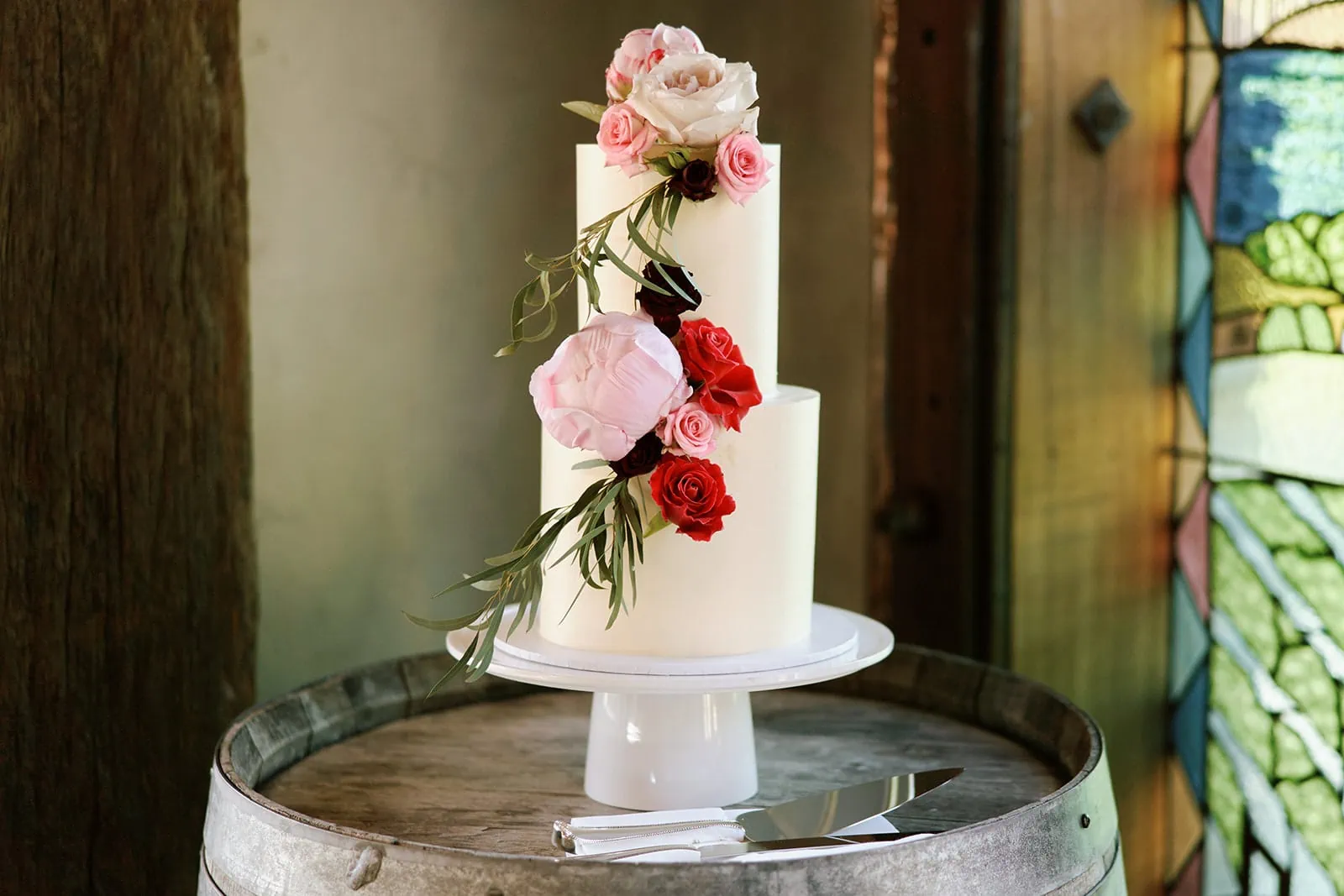 Queenstown Elopement Heli Wedding Photographer クイーンズタウン結婚式 | A wedding cake sitting on top of a wine barrel in Queenstown.