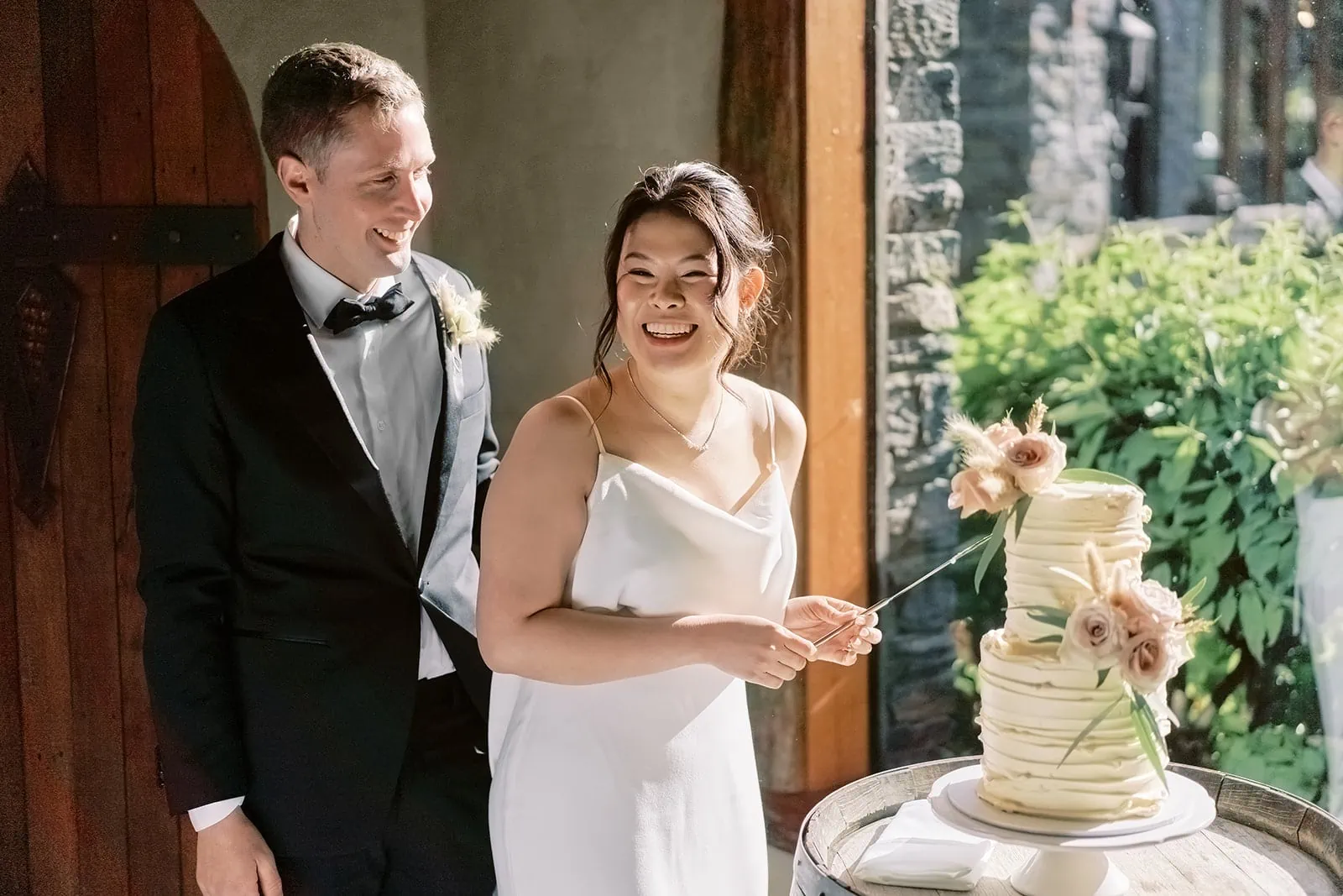 Queenstown Elopement Heli Wedding Photographer クイーンズタウン結婚式 | A Stoneridge Queenstown Wedding captured the joyous moment of MJ & Shane cutting their wedding cake.