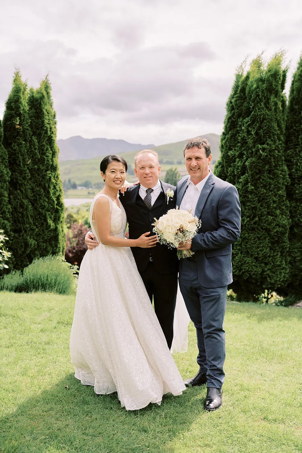Queenstown Elopement Heli Wedding Photographer クイーンズタウン結婚式 | Meng & Joel, a couple, posing for a picture at their Stoneridge Estate wedding.