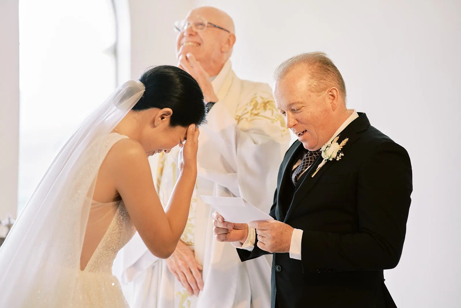 Queenstown Elopement Heli Wedding Photographer クイーンズタウン結婚式 | Meng, the bride, is reading her wedding vows in front of a priest at Stoneridge Estate Wedding.