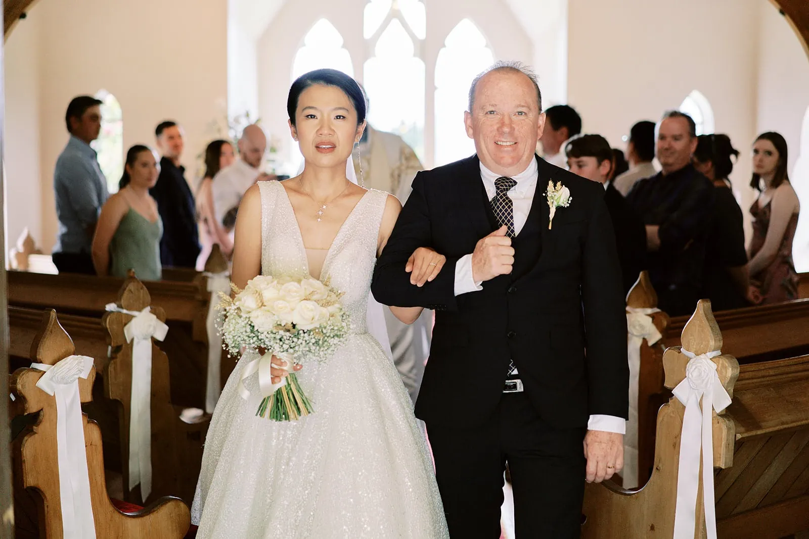 Queenstown Elopement Heli Wedding Photographer クイーンズタウン結婚式 | At Stoneridge Estate, Joel proudly escorts his daughter Meng down the aisle on her wedding day.