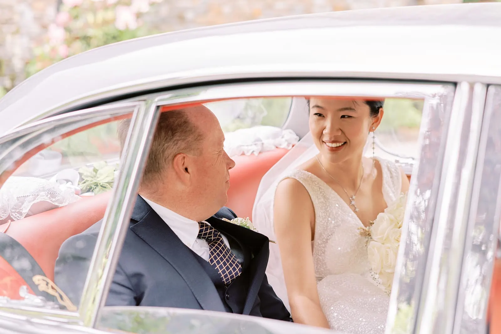 Queenstown Elopement Heli Wedding Photographer クイーンズタウン結婚式 | Joel and Meng, a bride and groom, sitting in a car at their Stoneridge Estate Wedding.