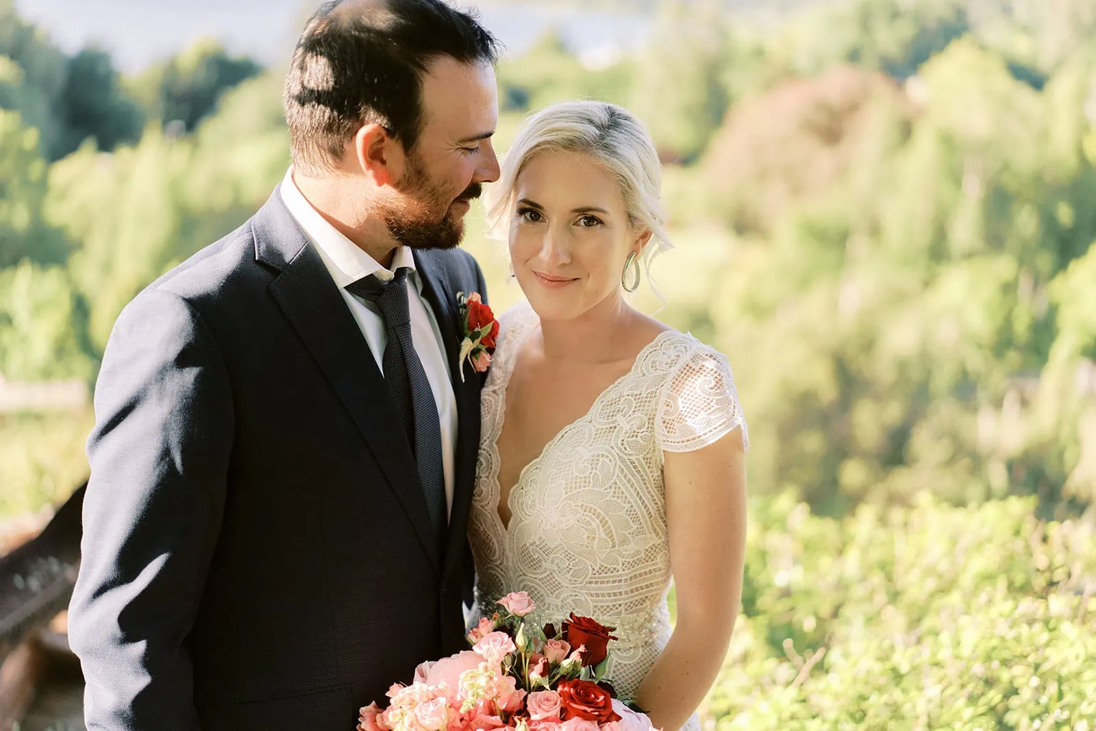 Queenstown Elopement Heli Wedding Photographer クイーンズタウン結婚式 | James and Emily, the bride and groom, are posing for a photo at Queenstown Stoneridge Estate.