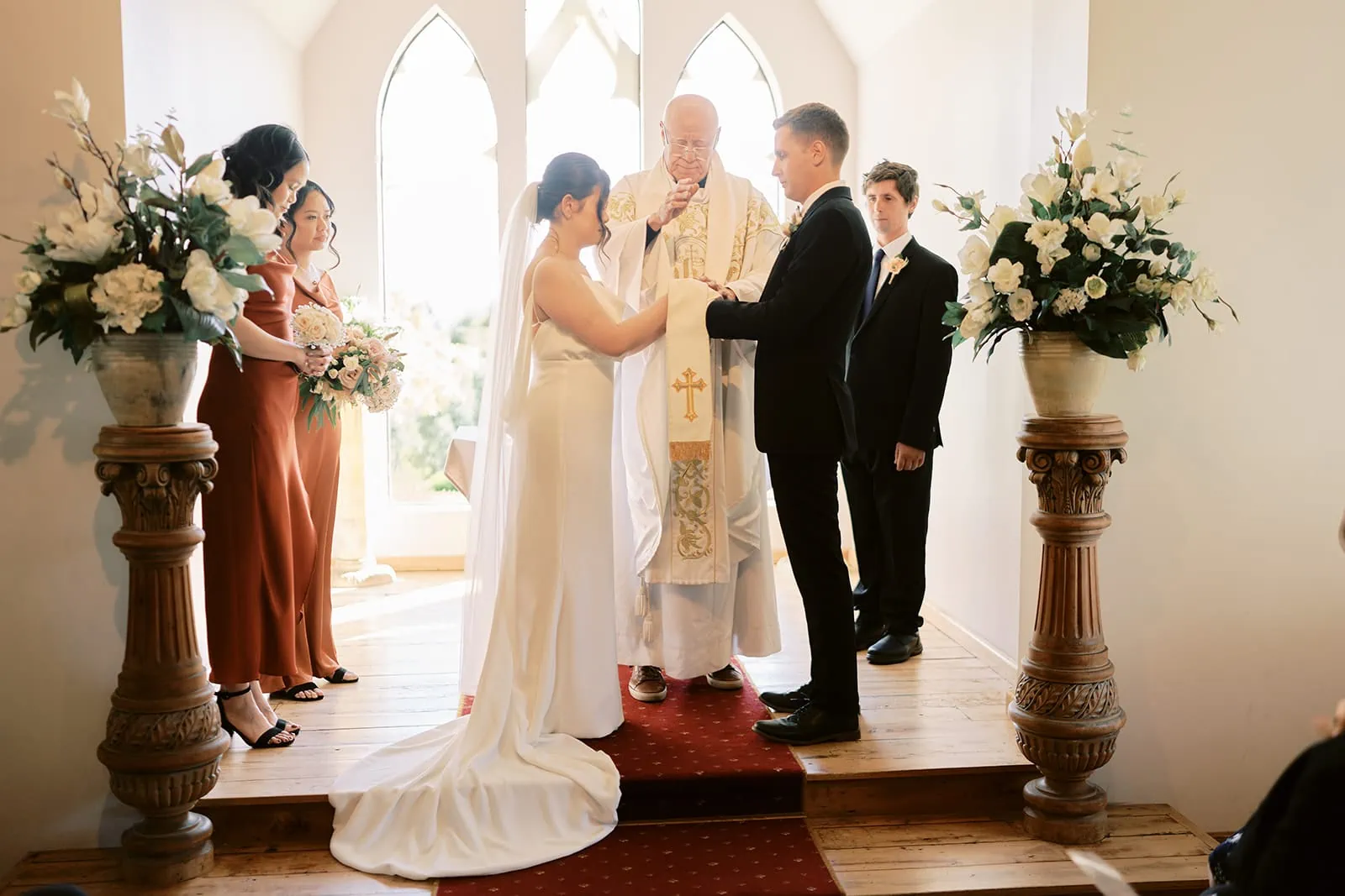 Queenstown Elopement Heli Wedding Photographer クイーンズタウン結婚式 | Shane and MJ exchanging vows at Stoneridge Queenstown.