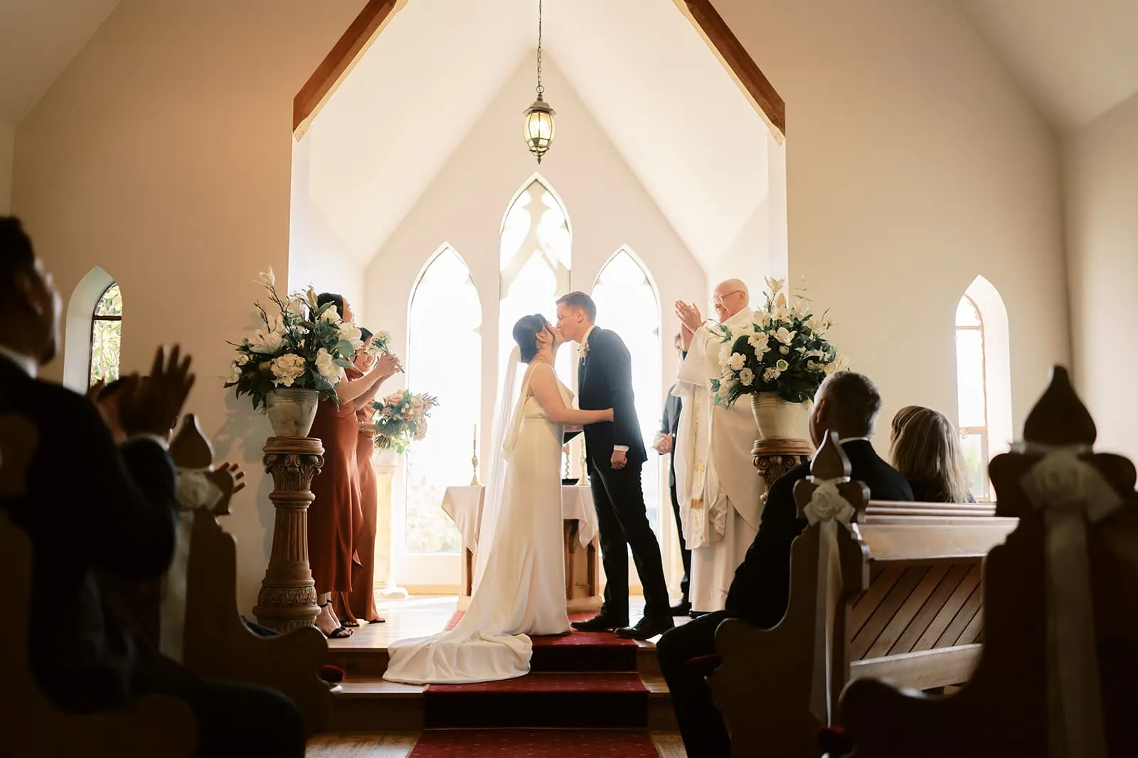 Queenstown Elopement Heli Wedding Photographer クイーンズタウン結婚式 | A bride and groom kissing at Stoneridge Queenstown.