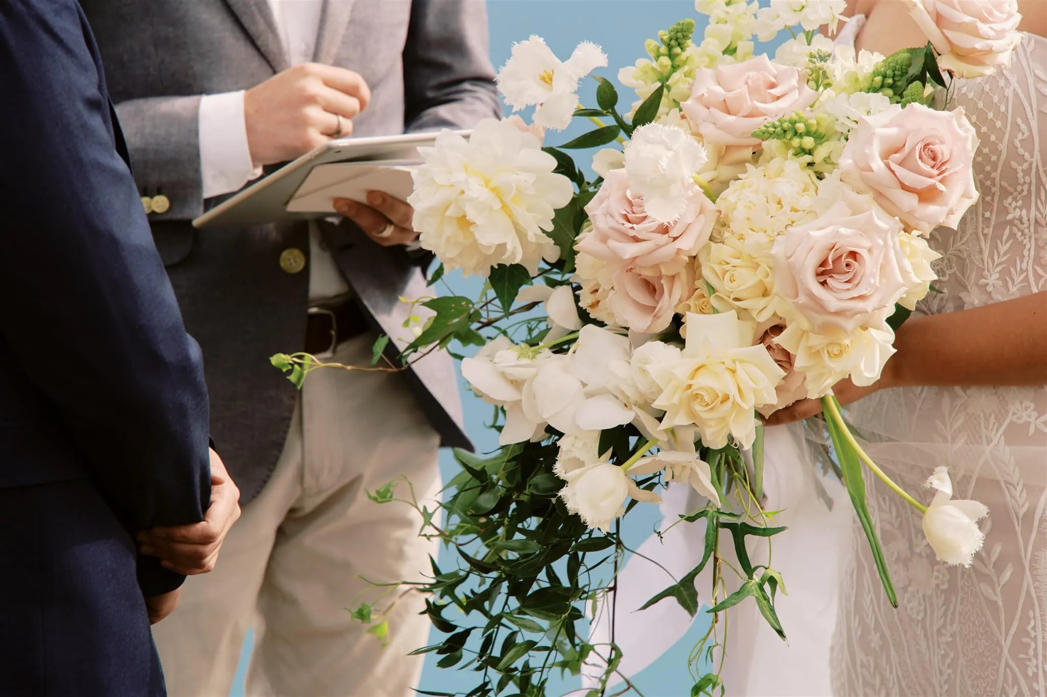 Queenstown Elopement Heli Wedding Photographer クイーンズタウン結婚式 | Mariah and Cliff share heartfelt vows during their Queenstown elopement ceremony, surrounded by a stunning bouquet of flowers.