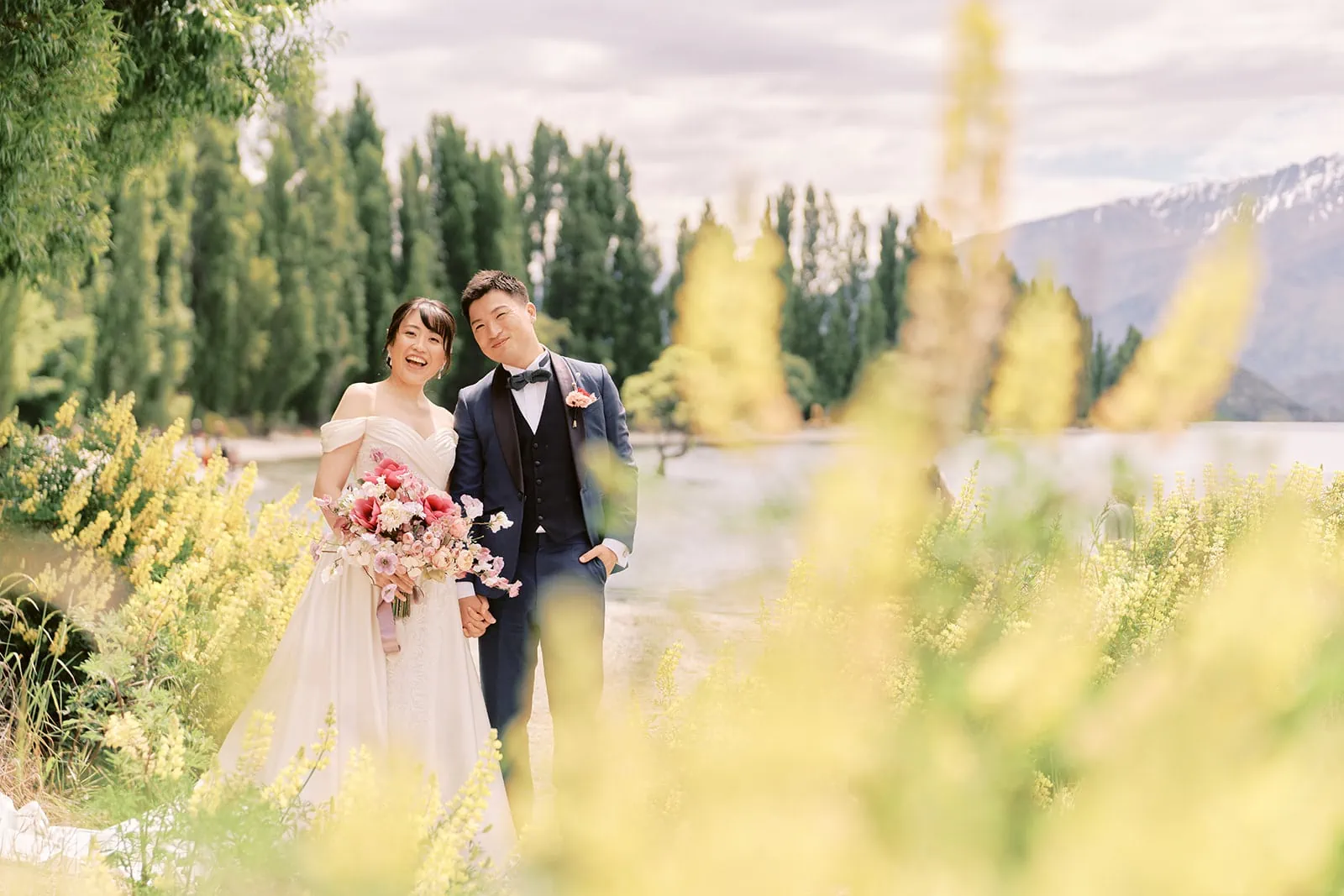Queenstown Elopement Heli Wedding Photographer クイーンズタウン結婚式 | A pre-wedding photoshoot of a bride and groom in front of a lake in New Zealand.